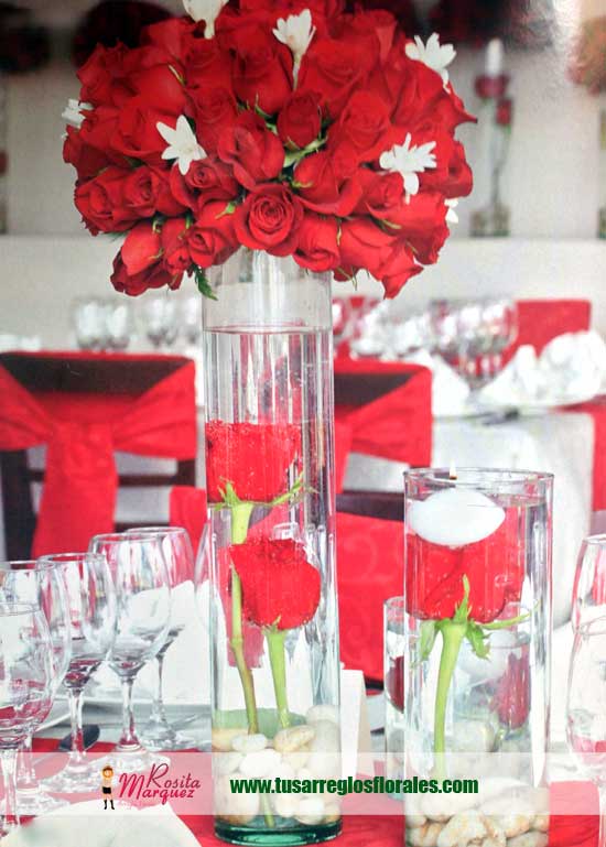 Arreglo floral centro de mesa boda rosas rojas nardos blancos